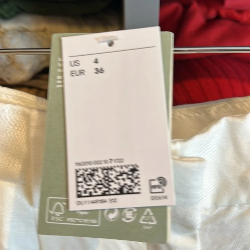 H&M ecru colored pleated linen blend pants. Size 4​